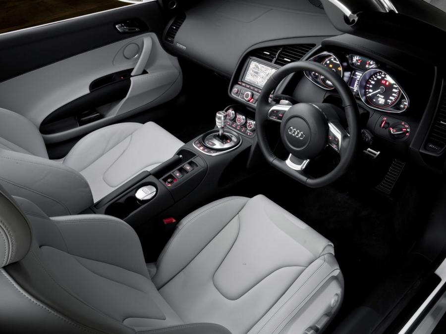 Интерьер Audi R8 V10 Spyder 2010 года  (AU) (фото 2 из 9)